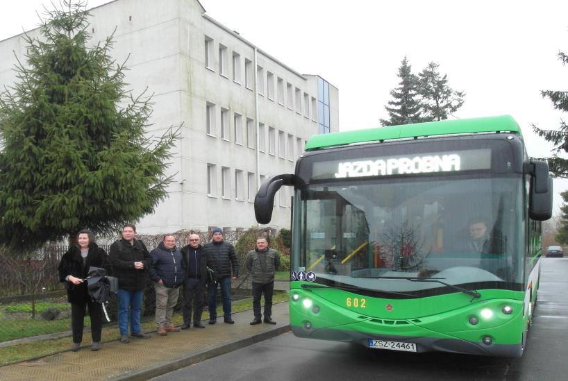 Autobusy posiadają Wi-Fi i ładowarki USB do smartfonów. Dzięki dostępności mobilnego internetu bilet będzie można zakupić wewnątrz pojazdu używając np. karty płatniczej.