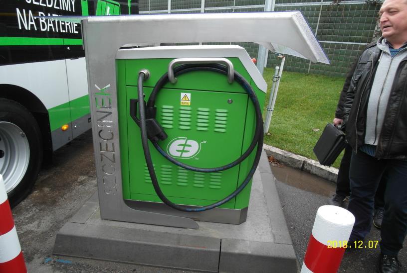 System ładowania składa się z dwukomorowej abonenckiej stacji transformatorowej 2x 630 kva i 10 oddzielnie zasilanych ze stacji stanowisk łądowarek o mocy 80 kva każde.