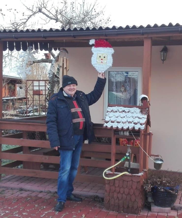 Ponieważ w tym roku śniegu ( jak widać na zdjęciach) było jak na lekarstwo, pozostał Mikołaj a w