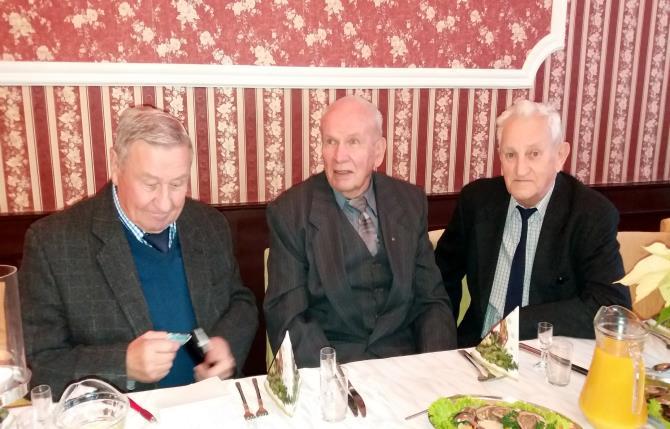Spotykają sie w grudniu, przed nadchodzącymi świętami,seniorzy ze wszystkich kół, ich