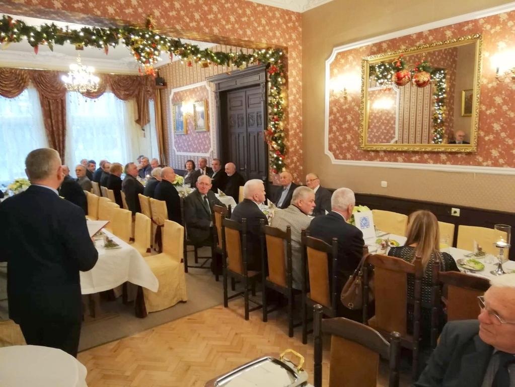 Jubilaci seniorzy na grudniowym spotkaniu otrzymali listy gratulacyjne z upominkami.