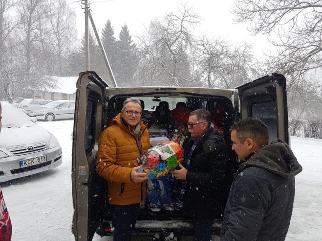oraz ich transport do Pikieliszek. Jest to znaczny wysiłek organizacyjny. Liczba sponsorów zewnętrznych ( oprócz naszego Oddziału) jest liczna i zmienia się co rok.