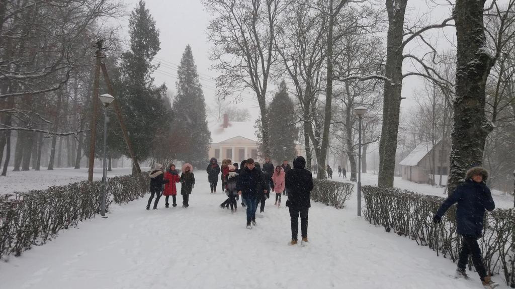 Stały akcent historyczny wyjazdu- dworek Piłsudzkiego Młodzież szkolna przed dworkiem marszałka J.