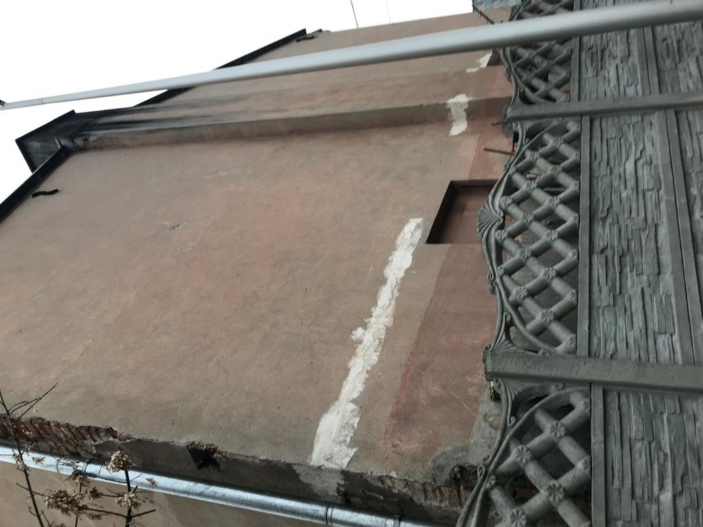 Szkic 4 Ściana szczytowa wschodnia Bezpośrednio przy południowo wschodnim narożniku, teren na sąsiedniej działce jest obniżony o około 0.17 m. 2.2 Opis elementów konstrukcji budynku (dok.
