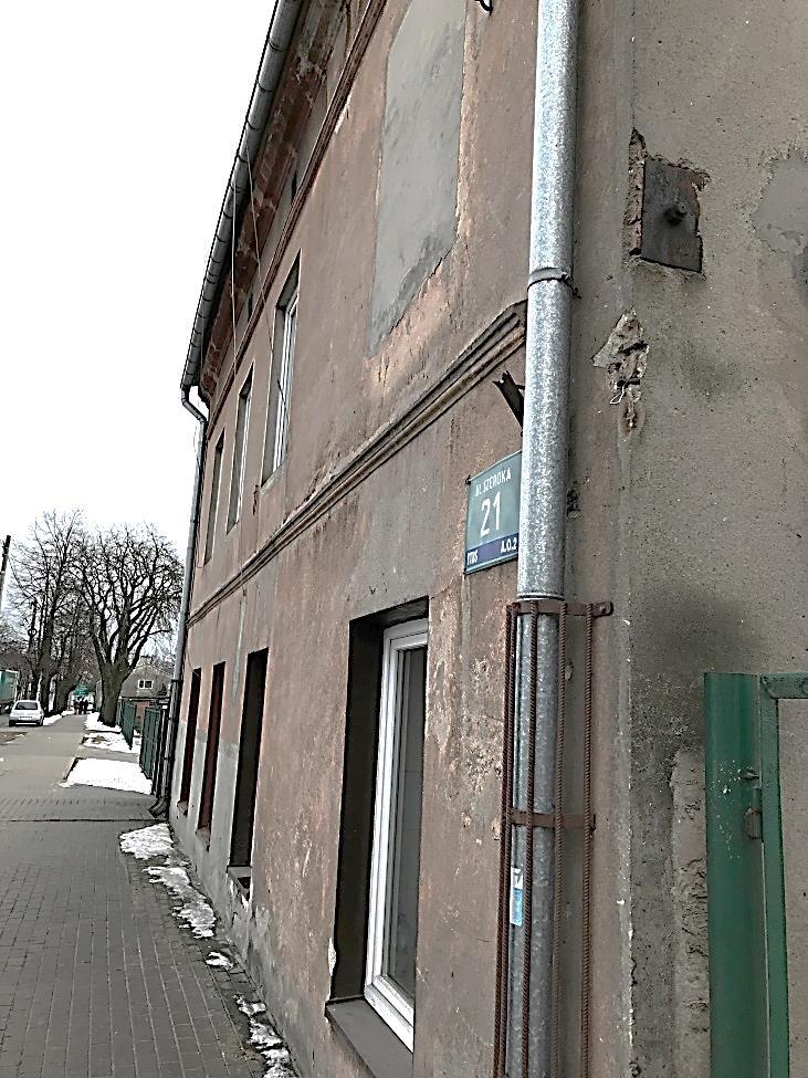 Ściany konstrukcyjne murowane z cegły pełnej, obustronnie tynkowane. Grubości ścian w poziomie parteru, łącznie z tynkiem jest równa 45cm.