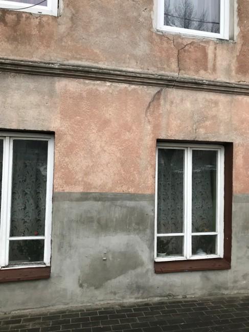 południowa, zarysowanie podokiennika na piętrze