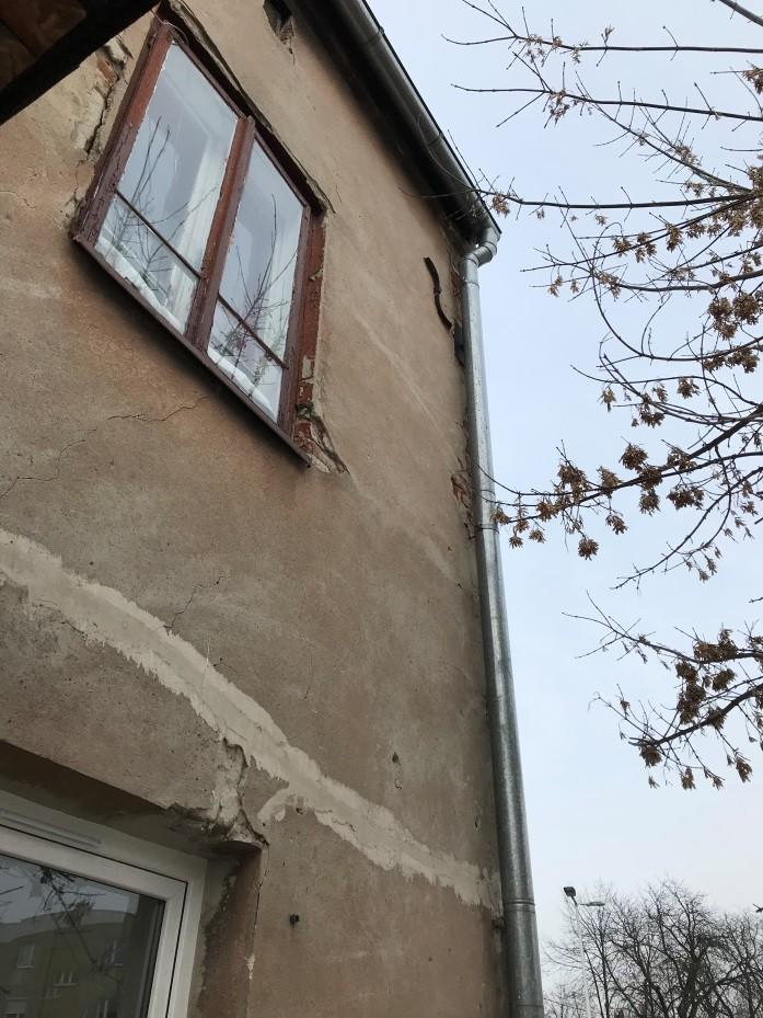 Widok kotwy spinającej ściany w narożniku
