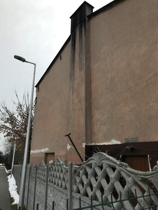Zarysował się zewnętrzny komin przy ścianie szczytowej wschodniej, w poziomie bezpośrednio