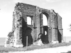 W 1901 roku zawaliła się pierwsza jego część. Dziś pozostał jedynie fragment ściany. Obecnie trwają intensywne prace nad ochroną ruin przed sztormami. Zdjęcie z 2007 r.