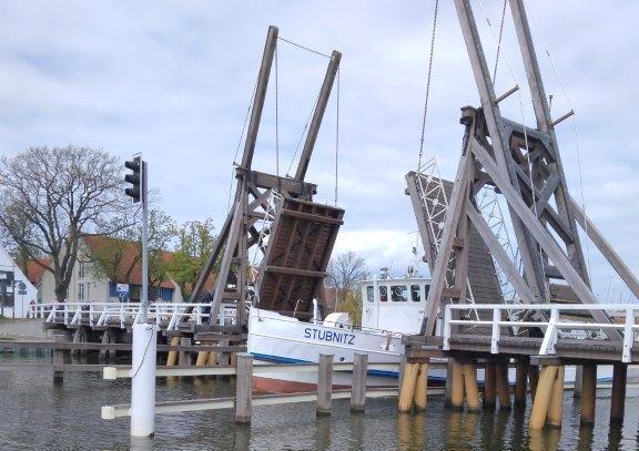 Po wyjeździe z elektrowni udaliśmy się w stronę Greifswaldu gdzie obejrzeliśmy ruiny XIII wiecznego klasztoru Cystersów, oraz