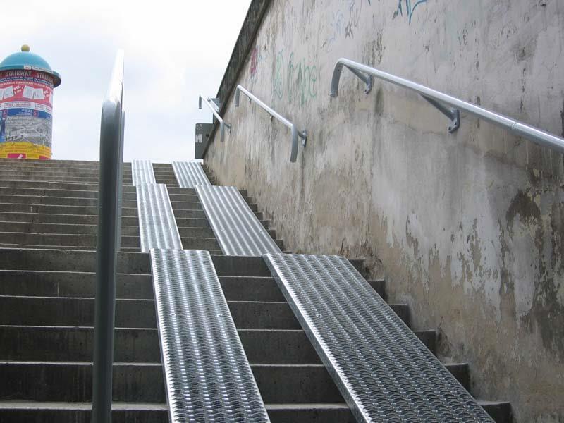Powiązania tunelu z powierzchnia terenu: schody, pochylnie (rampy), windy, schody i rampy