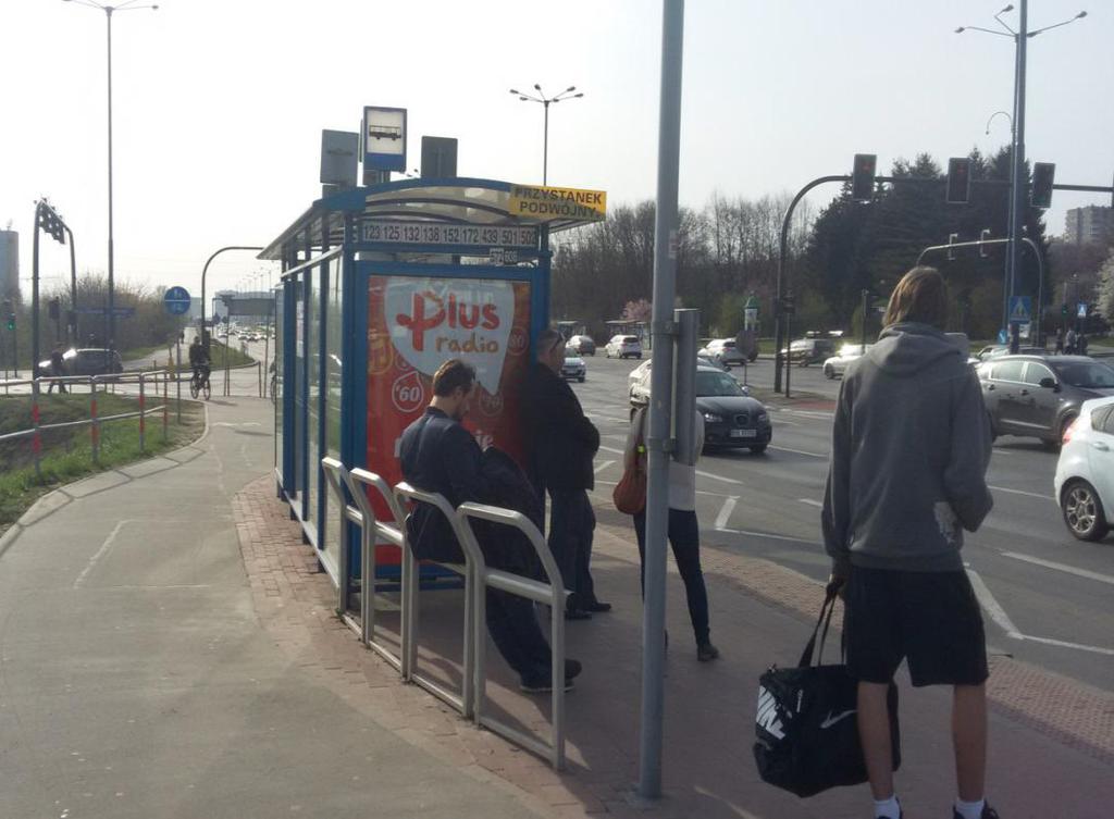 autobus. Zaleca się, aby odległość pomiędzy wiatą przystankową, a drogą dla rowerów była nie mniejsza niż 2 m przed wiatą oraz 1 m za nią.