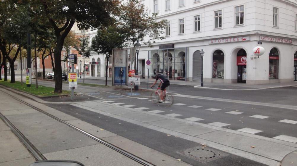 5. OGÓLNE WARUNKI TECHNICZNE DLA TRAS ROWEROWYCH Rysunek 5.24 Przykład wyniesienia chodnika z drogą dla rowerów Źródło: zasoby VIA VISTULA 5.4.4.5 5.4.4.6 5.4.4.7 5.4.4.8 5.4.4.9 5.4.4.10 5. 4.