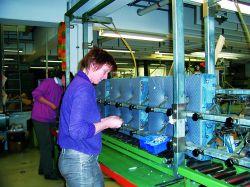 Tu produkuje się siedzenia i oparcia. To nie magazyn meblowy, ale sala, w której montuje się meble do kamperów i przyczep.