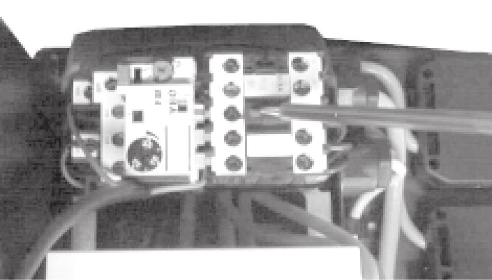 Dla pracy modulowanej wtyk kodowy X85 musi byæ od³¹czony od gniazda X86. 12.