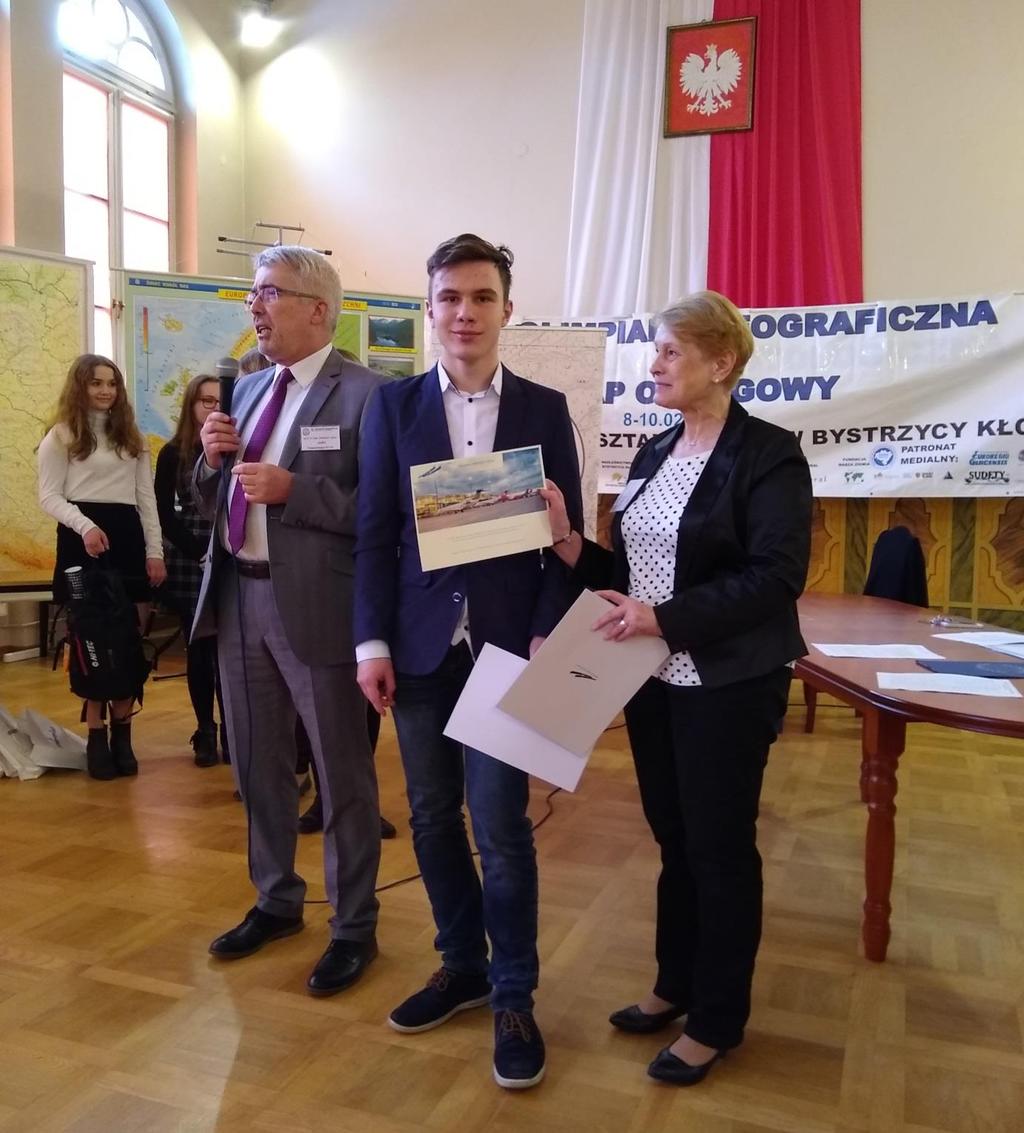 Zwycięzca zawodów okręgowych Filip Wieczorek, uczeń V Liceum Ogólnokształcącego we Wrocławiu, z voucherem wartości 1000 zł ufundowanym przez Port Lotniczy Wrocław S.A. (fot. W. Spallek).