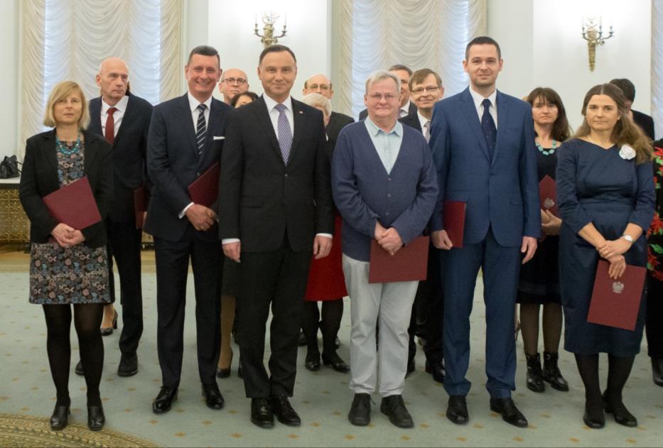 profesora. Decyzją Prezydenta z dnia 8.11.2018 Tomasz Niedzielski uzyskał tytuł profesora nauk o Ziemi.