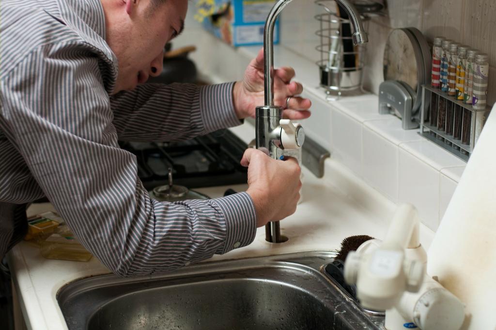 Opis wymagań stanowisk pracy Zawód szkolny: Monter sieci i instalacji sanitarnych Kod zawodu: 768 Źródło: https://pixabay.com/pl/hydraulik-aptekach-naprawy-800/ [dostęp: 7.