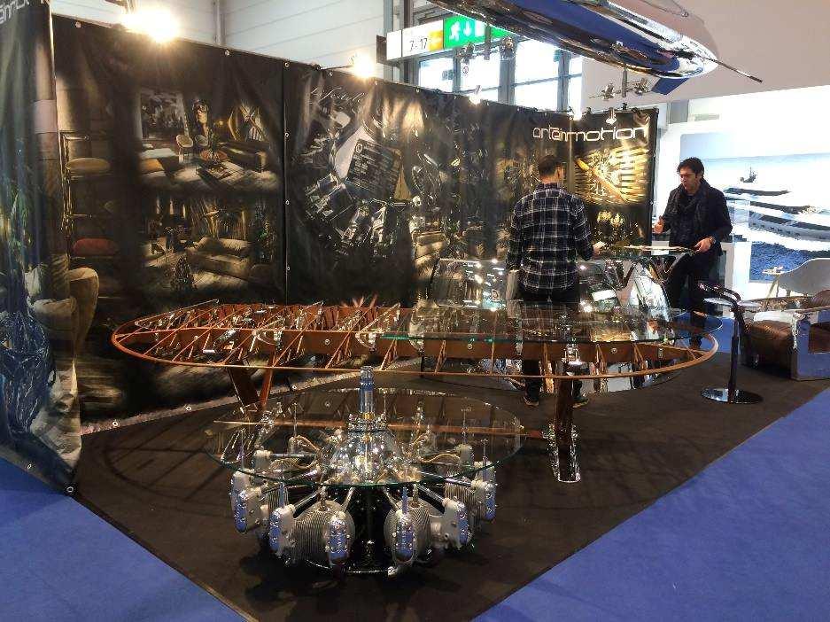 Goście mogli również na własne oczy podziwiać budowę szkieletu drewnianego jachtu, czy produkcję miniaturowych modeli łódek.