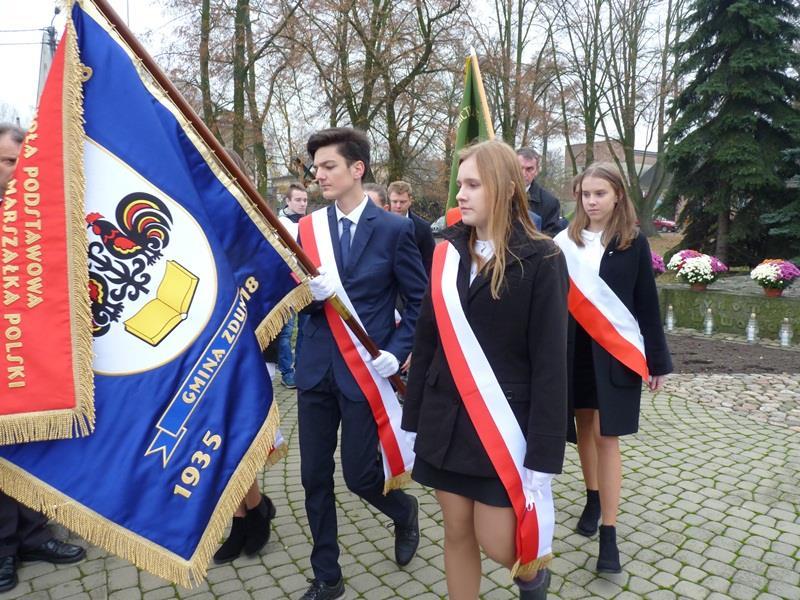 Ojczyzny, a następnie brał udział w apelu poległych pod Pomnikiem Poległych na polu chwały w latach