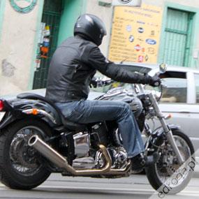 Motocykliści należą do niechronionej grupy użytkowników dróg, którzy w niewielkim stopniu są chronieni przez hełmy i odzież ochronną.