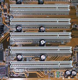 Interfejsy komunikacyjne PCI (ang. Peripheral Component Interconnect bus) standardowa 32 i/lub 64 bitowa szyna danych o częstotliwości 33MHz (66MHz w wersji PCI 2.