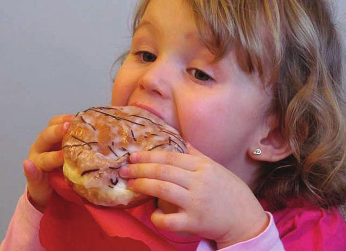 Tradycyjnie w Tłusty Czwartek jemy pączki, faworki i inne słodkości.