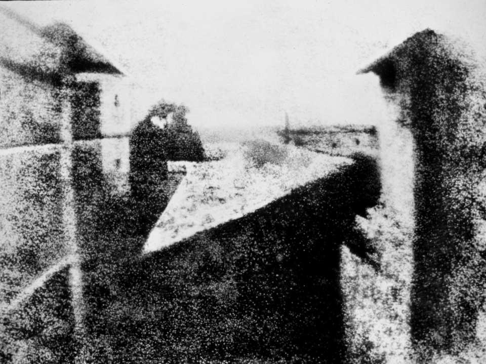 Widok z okna w Le Gras pierwsza udana, trwała fotografia wykonana w 1826 r.