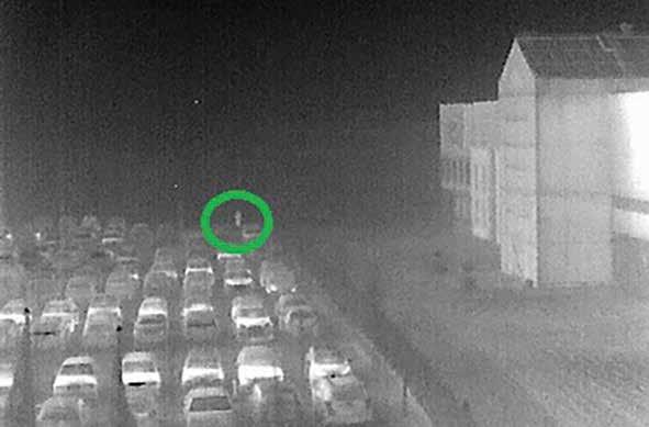 Zielone okręgi sygnalizują obecność osoby. Na obrazach optycznych osoby nie widać. Na obrazach termowizyjnych osoba jest widoczna.