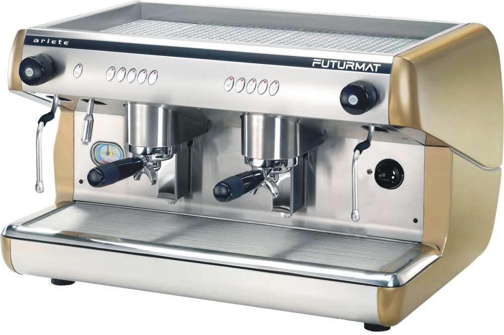 kolbowy do parzenia kawy, z pompą automatycznie uzupełniającą wodę w bojlerze.