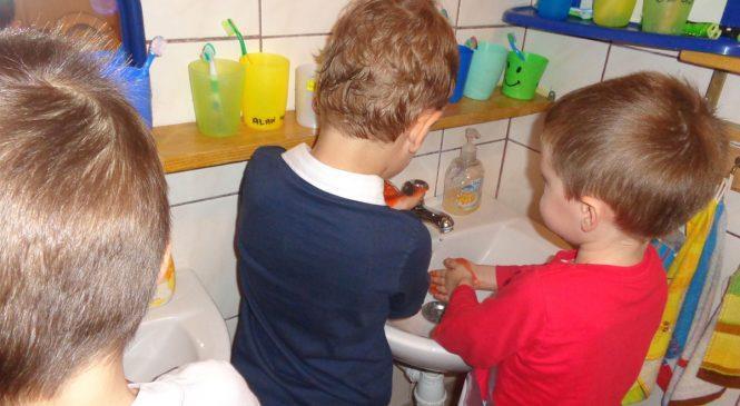 2. Stan sanitarno-techniczny budynków, w których funkcjonują placówki dla dzieci i młodzieży W powiecie wieluńskim wszystkie placówki nauczania i wychowania oraz letniego i zimowego wypoczynku