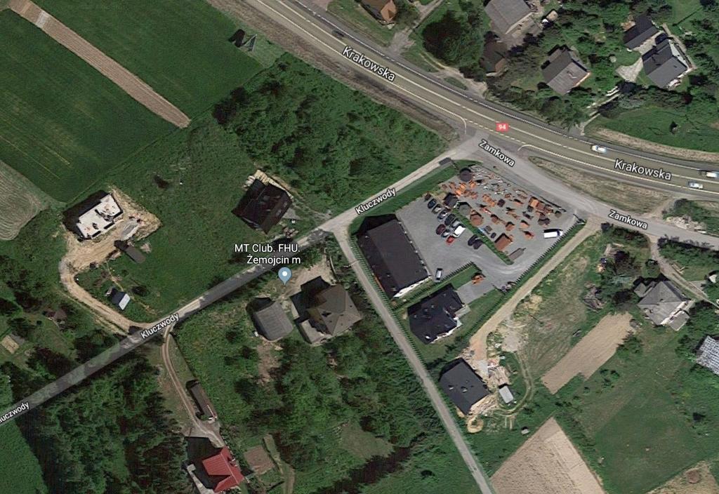 OTOCZENIE NIERUCHOMOŚCI, STAN USŁUG I ZAPLECZA BYTOWEGO: Sąsiedztwo przedmiotowej nieruchomości stanowi zabudowa mieszkaniowa jednorodzinna, tereny zielone (użytkowane rolniczo) oraz zabudowa