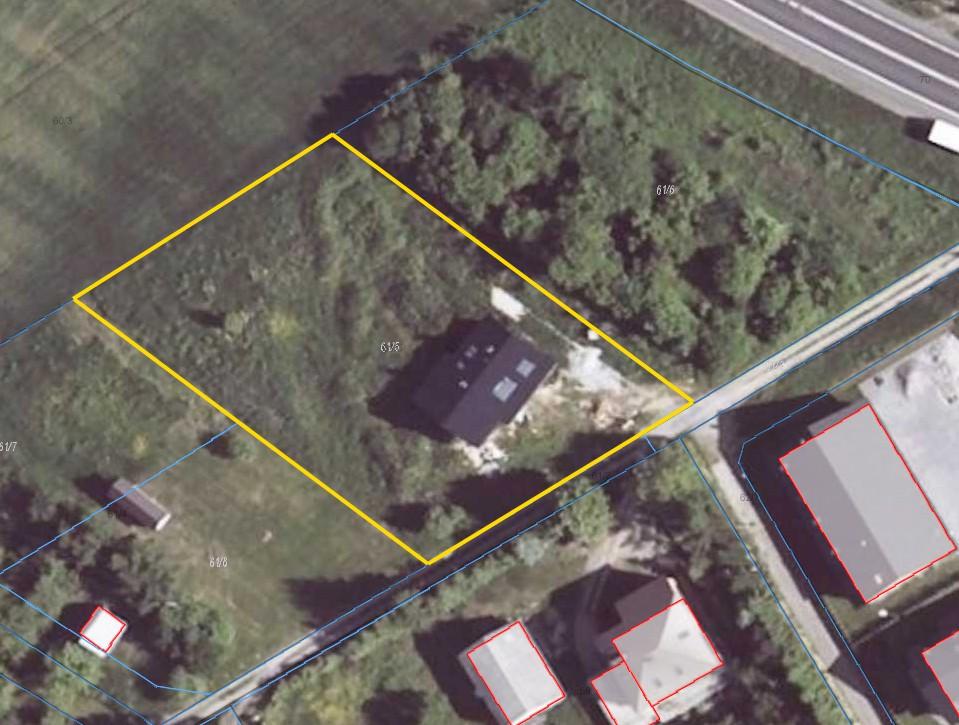 Teren działki nachylony, częściowo ze spadkiem w kierunku południowo-wschodnim. Warunków wodnych i geologicznych nie badano.
