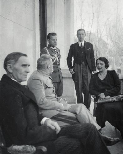 balkonie Poselstwa RP w Bukareszcie Lucjan Skupiewski și mareşal Piłsudski pe balconul