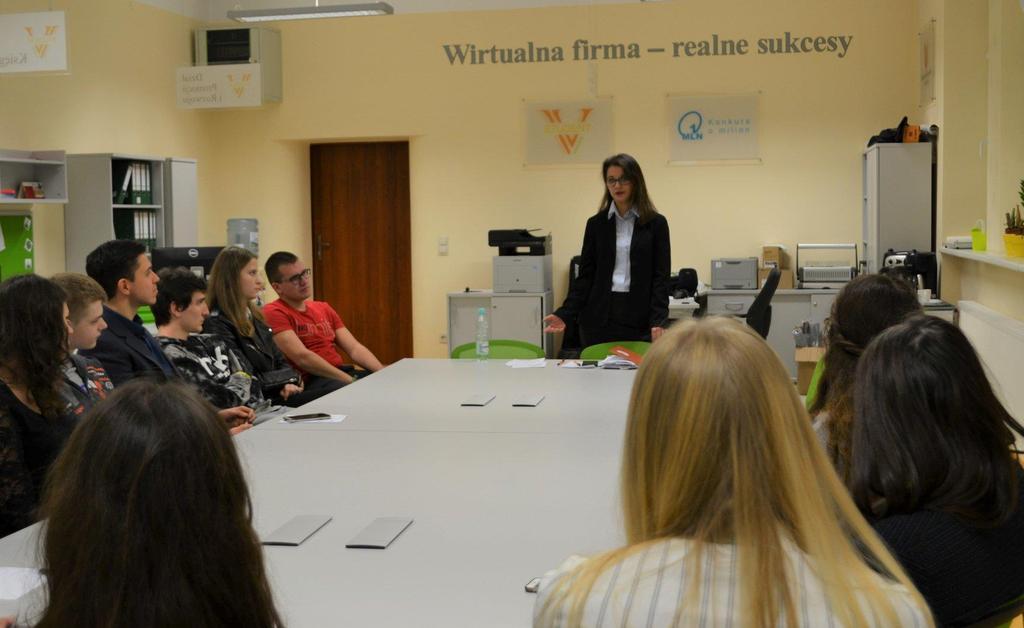 DZIEŃ 4.12.2018r. Spotkanie Wirtualnej Studenckiej Firmy Konsultingowej rozpoczęło się od wizyty dyrektora Leroy Merlin w Jeleniej Górze Pana Jarosława Kujdy.
