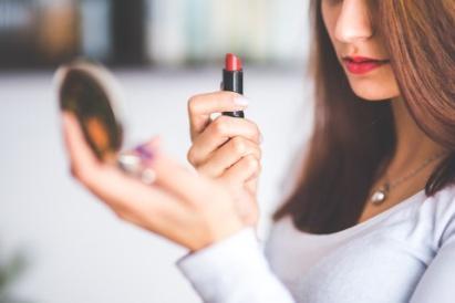 KURSY Z CERTYFIKATEM IZBY RZEMIEŚLNICZEJ I PRZEDSIĘBIORCZOŚCI SZKOŁA WIZAŻU 80 4 000,- - Na kursie wizażu nauczysz się: - doboru makijażu do kształtu twarzy i typów urody; - korygowania kształtu