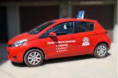 KURSY TRANSPORTOWE Kurs prawa jazdy Kat. B 60 2 500,- Posiadamy własne samochody (Toyoty Yaris - takie same jak na egzaminie w WORD) i plac manewrowy.