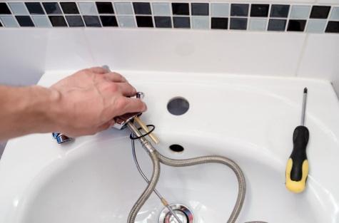 W cenie MONTER INSTALACJI WODNO - KANALIZACYJNYCH 200 5 000,- W cenie Na kursie montera instalacji nauczysz się: - posługiwać się dokumentacją techniczną, - dobierać materiały, armaturę, urządzenia