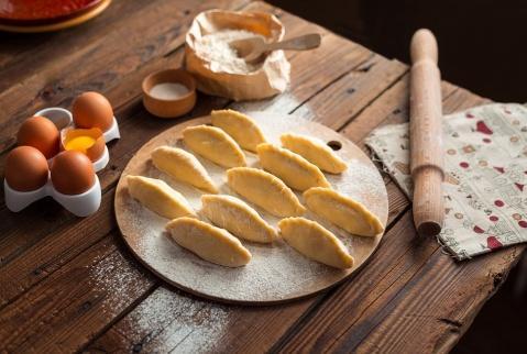 W cenie CUKIERNIK 200 4 000,- Na kursie cukiernika nauczysz się: - szerokiej gamy surowców cukierniczych, - technologii gastronomicznej w cukiernictwie, - sporządzać ciasta, desery i napoje według