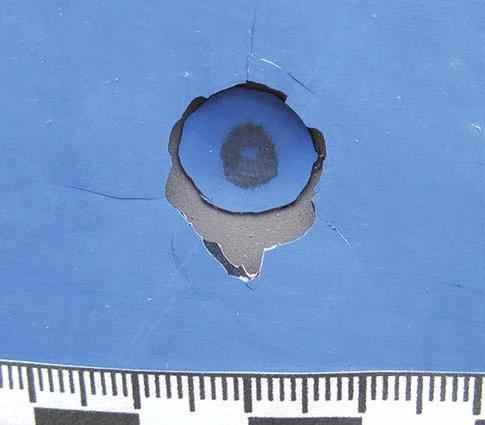 W wyniku tego strzału doszło do wybicia w szybie otworu okrągławego kształtu o średnicy ok. 4,5 cm.
