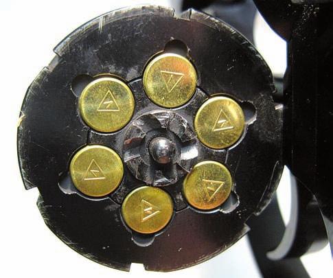 Flobert (od strony chwytu) (ryc. 5) oraz pocisków gumowych kal. 10 mm (od strony lufy). Komory nabojowe znajdują się w tylnej części bębna. Głębokość komór nabojowych wynosi 5 mm.