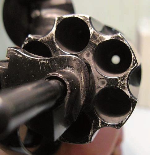 Na powierzchniach badanego rewolweru znajdują się oznaczenia: ZORAKI R1 MOD.K10 na prawej powierzchni obudowy lufy Made by ATAK ARMS Ltd.