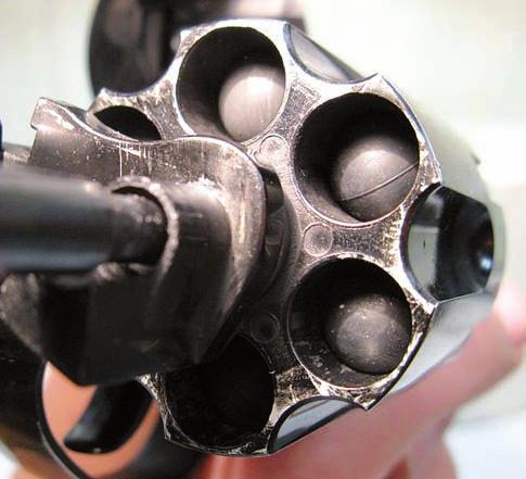 K-10 jest konstrukcyjnie przystosowany do oddawania strzałów amunicją rozdzielnego ładowania, w skład której wchodzą naboje alarmowe bocznego zapłonu kal. 6 mm Flobert oraz pociski kal. 10 mm.