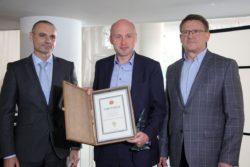 https://www. Od lewej: prezes Marcin Chrobot M&J, dyrektor Maciej Piskorski BGŻ BNP Paribas, Paweł Trojanowski M&J. Oferta bankowa musi coraz lepiej spełniać oczekiwania rolnika.