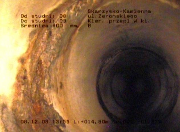 skorodowane zbrojenie konstrukcyjne, pęknięcia podłuŝne i poprzeczne konstrukcji