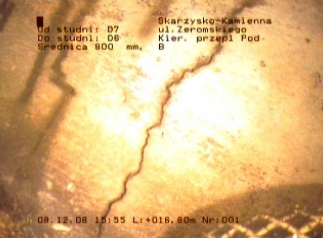 Pęknięcie poprzeczne konstrukcji rury c) Ubytek konstrukcji kanałowej, odkryte zbrojenie konstrukcyjne