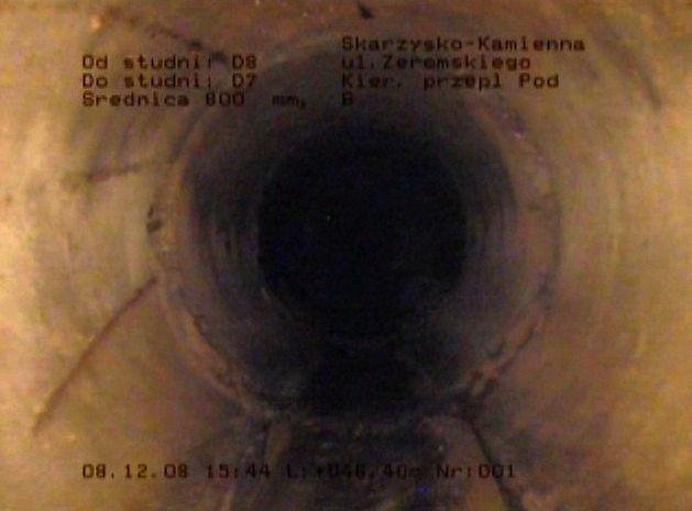zbrojenie konstrukcyjne rury c) Przesunięcie poprzeczne na złączu rur Odcinek D8x-D8 Na odcinku zaobserwowano takie uszkodzenia i