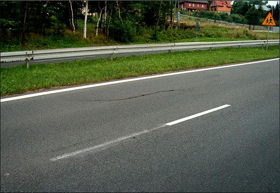 Poniżej przedstawiono fotografie zdeformowanej nawierzchni oraz coraz to