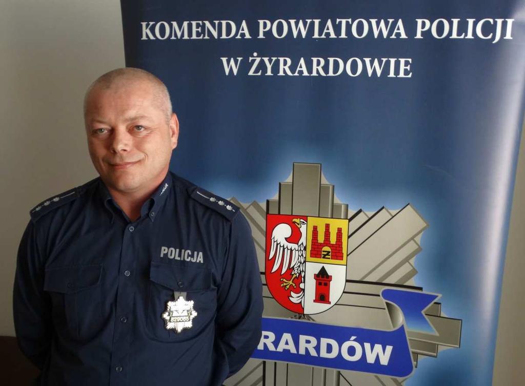 Dzielnicowy angażuje się w poprawę bezpieczeństwa w naszej gminie. Wiem, że ma wiedzę i doświadczenie, pomógł sąsiadom rozwiązując ich problem alkoholowy i zakończył przemoc domową jaka tam była.