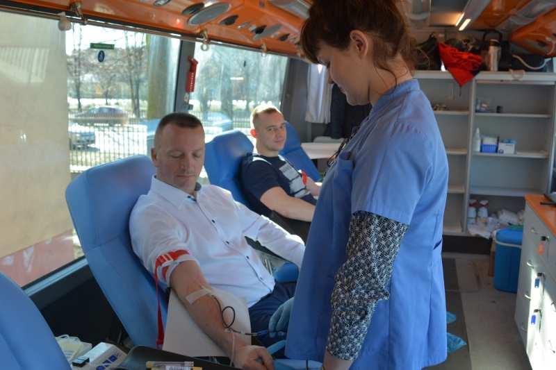 STRONA 7 Zebraliśmy ponad 10 litrów krwi Zarząd Wojewódzki NSZZ Policjantów Województwa Mazowieckiego w Radomiu zorganizował, pierwszą w tym roku, honorową zbiórkę krwi w ramach Życiodajnego